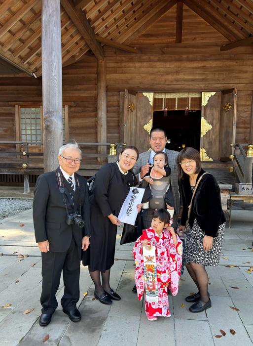 【写真・画像】 たんぽぽ・白鳥「七五三のお詣りに」故郷・福島県で撮影した家族ショット「元気いっぱい育って下さい」 　1枚目