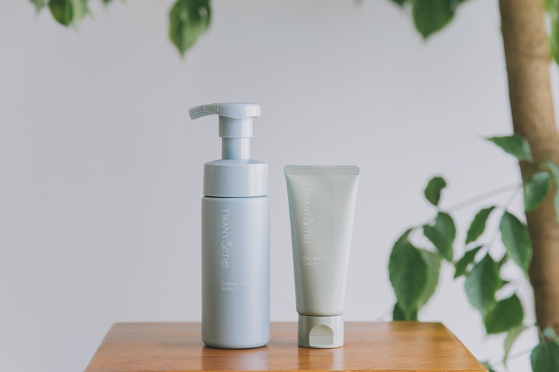 【写真】水色のポンプタイプの商品と緑のチューブタイプの商品が茶色のテーブルに置かれてある