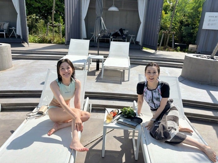 【写真・画像】 にしおかすみこ、小野真弓と撮影した水着姿の2ショットを公開「こんなオシャレなとこに行っていいのかな？」 　1枚目