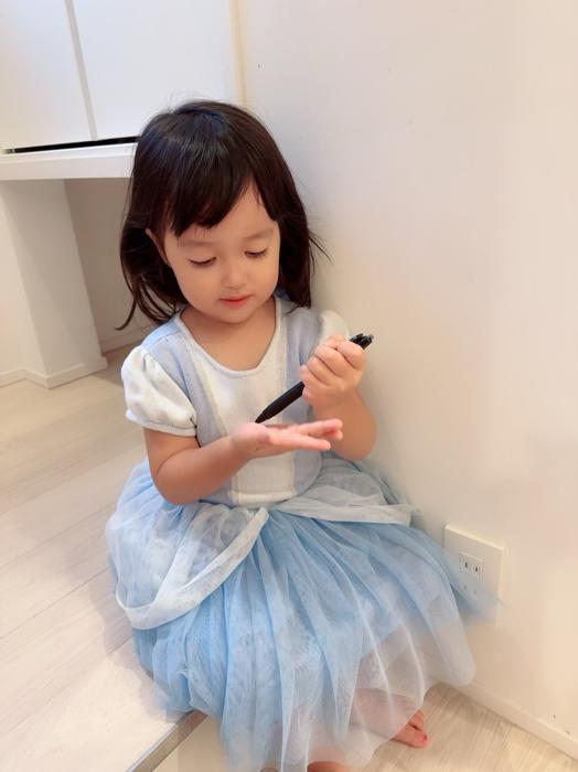  川崎希、娘の可愛い服装を公開「とにかくプリンセスしか着ません」 
