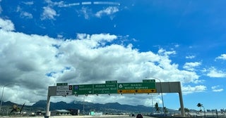 薬丸裕英、空港で1時間40分長蛇の列に並んでハワイに入国「時差ボケも重なってヘトヘト」