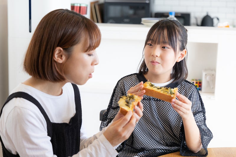 【画像】ふうちゃんが和風ピザトーストを食べる千鶴さんを見ている