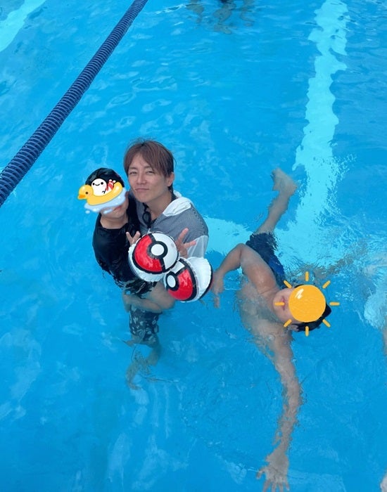 【写真・画像】 杉浦太陽、子ども達とプールの後に自宅プールも満喫「親2子3人、全員男たちで」 　1枚目
