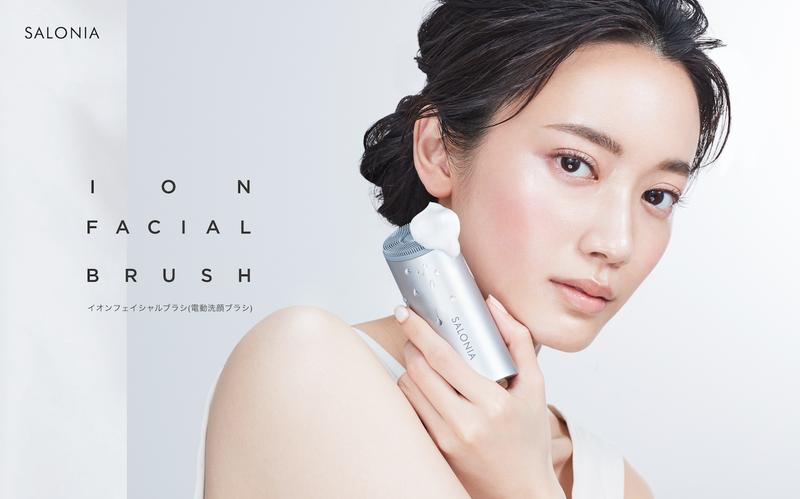 【ブランドサイトのメインイメージ】摩擦レス洗顔ブラシを顔に当てる女性モデルの写真